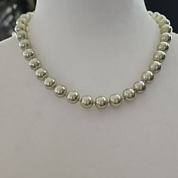 Olive South Sea Shell knotted between beads 17", 10mm Necklace NWOT - Picture 1 of 5
